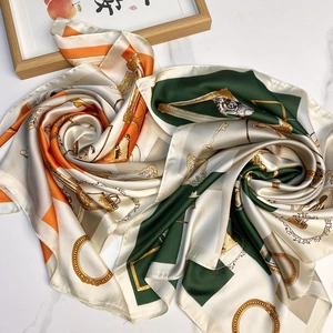 Carré de soie 70cm émeraude et orange avec motif équestre rétro et chaînes dorées