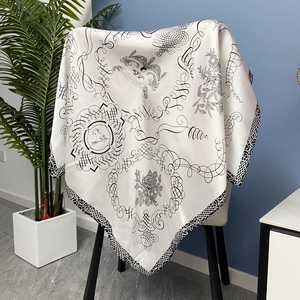 Carré de soie de 70cm avec imprimé notes de musique et motifs floraux vintage
