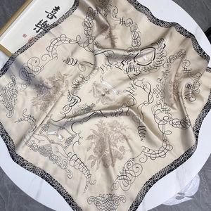 Carré de soie champagne avec motifs baroques et bordures géométriques noires élégantes