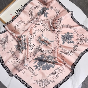 Carré de soie rose avec imprimé roses noires et lettres sur fond de marbre