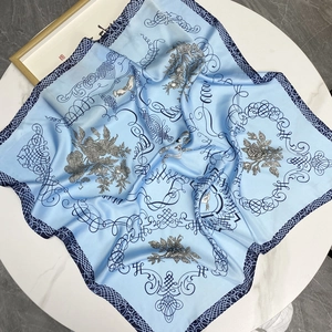 Élégant foulard en soie bleu clair avec motifs vintage et fleurs pour femmes chic