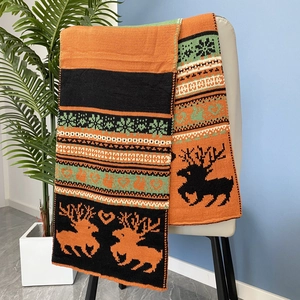 Vue détaillée d'une écharpe en maille réversible avec motifs de renne et flocons de neige