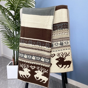 Écharpe de Noël en tricot avec motifs de rennes et flocons en marron et beige