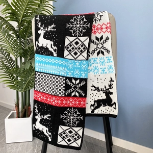 Écharpe de Noël tricotée avec motifs de rennes et de flocons de neige hivernale