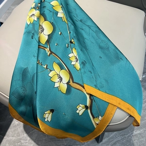 Satinschultertuch in Pfauenblau mit gelbem Blumenmuster und Kontrastrand