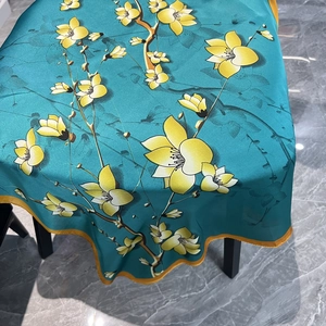 Eleganter blaugrüner Satinschal mit gelben Blumenmustern und goldenen Saumkanten