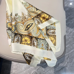 Carré de 70cm en satin aspect soie avec imprimé paisley vintage et motifs floraux