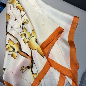 Quadratisches Seidentuch in Elfenbein mit gelben Magnolien und orangefarbenem Rand