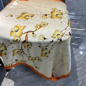 Eleganter 70cm Satin-Schal mit gelben Pflaumenblüten und orangefarbenen Seidenkanten