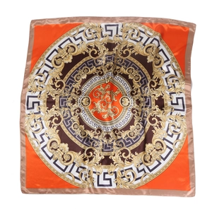 Dettaglio foulard barocco in raso di seta con decori dorati e bordo a greca