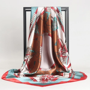 Carré de soie satiné de 90 cm avec imprimé équestre classique et motifs de chaîne