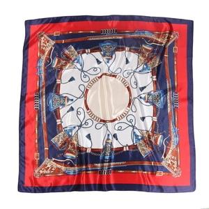 Carré de soie satiné de 90 cm avec bordure rouge et motif de chaînes dorées