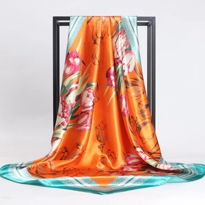 Detail eines 90cm Orangen Satin-Halstuchs mit Tulpenmuster an einem Metallrahmen