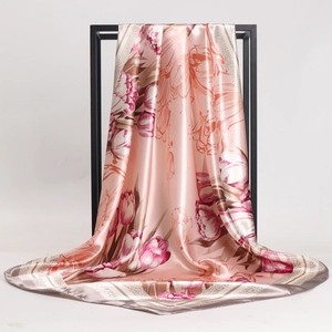 Rosa Satin-Vierecktuch mit Tulpen-Blumendruck an einem schwarzen Metallrahmen hängend