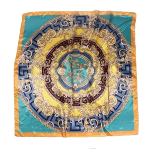 Foulard di seta vintage 90cm con motivi barocchi e greci in blu e oro lucido