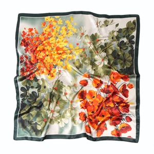 Carré de soie 90x90cm à fleurs avec motifs orange et bordure vert foncé élégante