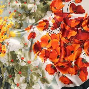 Carré de soie 90x90cm avec imprimé floral, coquelicots orange vifs et petites fleurs jaunes