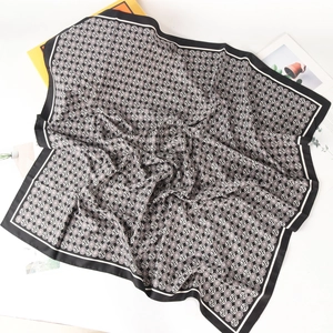 Eleganter 90x90cm Twill-Seidenschal mit geometrischem Logodruck und schwarz gestreiftem Rand
