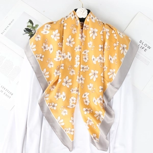 Elegante foulard di seta giallo con motivo floreale e bordo in raso grigio da donna