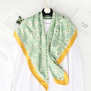Sciarpa in seta satinata verde a margherite su camicia bianca con bordo giallo