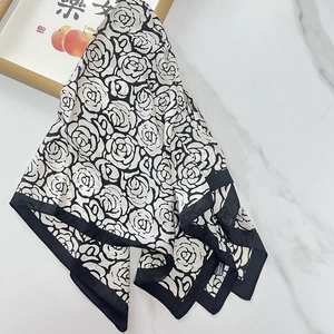 Foulard Carré En Satin Élégant Pour Femmes Grand Motif Rose Satin Comme Foulard De Tête Bandeau Cheveux