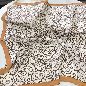 Élégant foulard en satin 70cm avec motif floral camélia marron et fond couleur ivoire