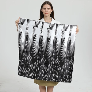 Detailaufnahme des schwarz-weißen geometrischen Musters auf dem 90cm Satin-Halstuch