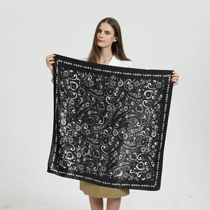 Klassisches schwarz-weißes Paisley-Viereckstuch mit modernen Blumen- und Herzmustern