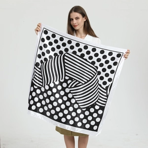 Detail eines 90 cm großen schwarz-weißen Satinschals mit Polka-Dots und Streifenmustern