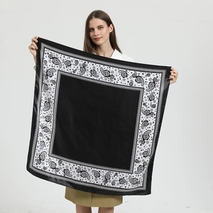 Detail des 90cm schwarzen Satin-Halstuchs mit weißem Paisley-Muster und glatter Textur