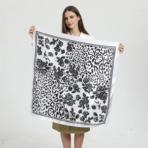 Detail eines Satin-Halstuchs mit Rosenblüten- und Leopardenmuster in Schwarz und Weiß