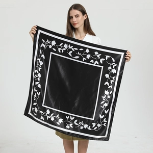 Detailansicht des schwarzen Satin-Halstuchs mit weißem Blumen- und Rankenmuster