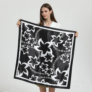 Detailansicht eines 90cm schwarz-weißen Satin-Vierecktuchs mit elegantem Faltenwurf