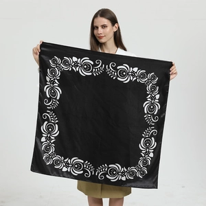 Detailansicht eines 90cm schwarzen Satin-Square-Schals mit weißem Blumenrand