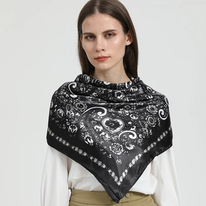Klassisches schwarz-weißes Satin-Vierecktuch 90cm mit elegantem Muster am Modell