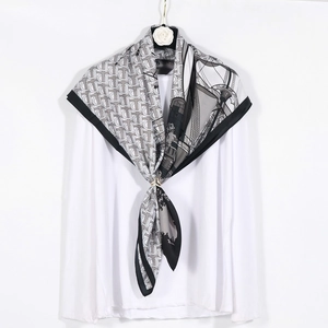 Eleganter 90x90cm Satin Seidenschal mit schwarz-weißem Kettenprint und Nautik-Design