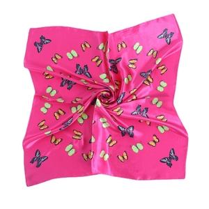 Flach liegendes Seidenquadrat in Fuchsia mit bunten Schmetterlingsmustern und Glanz