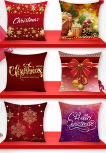 Détail de six housses de coussin de Noël festives avec étoiles dorées et flocons