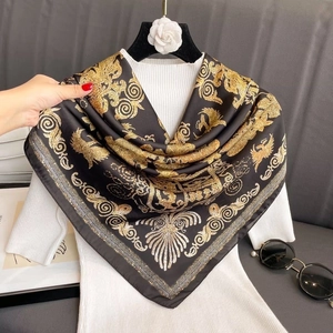 Carré de soie vintage noir et or avec imprimé phénix élégant pour femme
