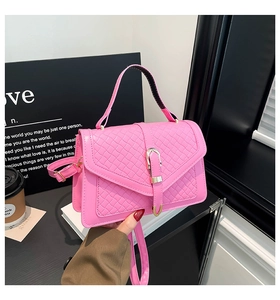 Dettaglio borsa rosa intrecciata con fibbia in metallo a U e manico superiore fisso