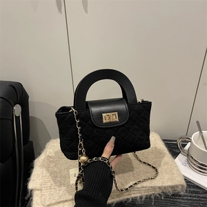 Elegante borsa trapuntata nera con finiture dorate e manico rigido circolare