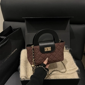 Borsa a tracolla marrone trapuntata con manici neri e chiusura in metallo dorato