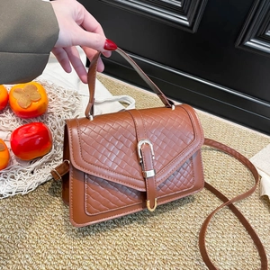 Borsa a tracolla marrone con trama intrecciata, chiusura a U dorata e manico superiore