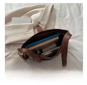 Vue intérieure du grand sac cabas marron montrant l'espace pour tablette et accessoires