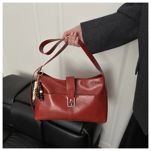 Détail du sac cabas vintage rouge foncé avec finition brillante et pendentif perlé