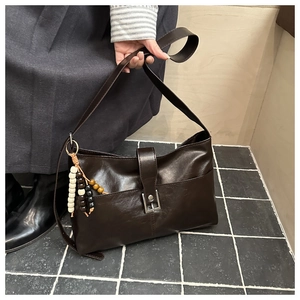 Sac fourre-tout en cuir ciré marron avec boucle vintage et pendentif perlé chic
