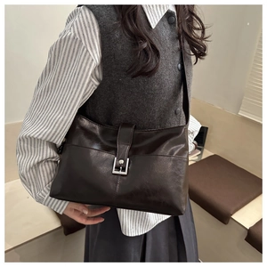 Détails du sac fourre-tout en similicuir marron de haute qualité avec boucle argentée