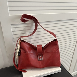 Grand sac cabas rouge en similicuir vintage avec breloque en perles et boucle chic