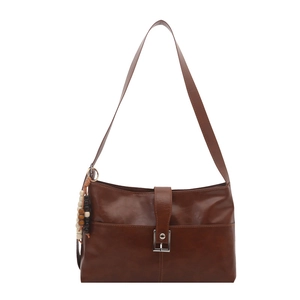 Sac sous le bras marron vintage en cuir ciré avec boucle argentée et breloque
