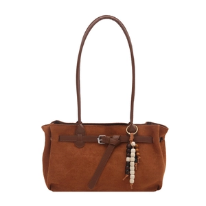 Sac à main vintage en daim marron avec pendentif en perles de bois et bandoulière